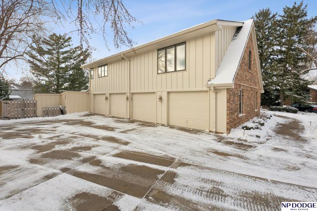 9826 Harney Pkwy N, Omaha, NE 68114