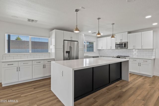 2166 E GREENWAY Drive, Tempe, AZ 85282