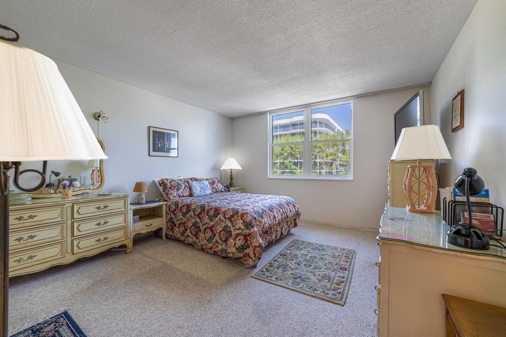 Image 12 of property listing at 3450 S Ocean Boulevard 206, Palm Beach, FL 33480