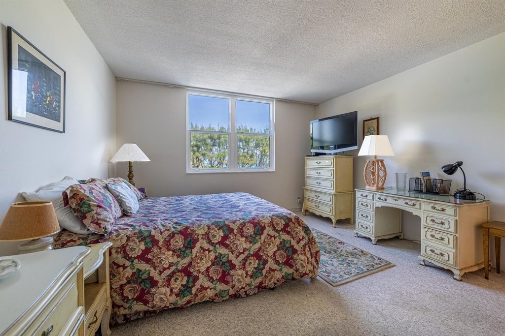 Image 13 of property listing at 3450 S Ocean Boulevard 206, Palm Beach, FL 33480