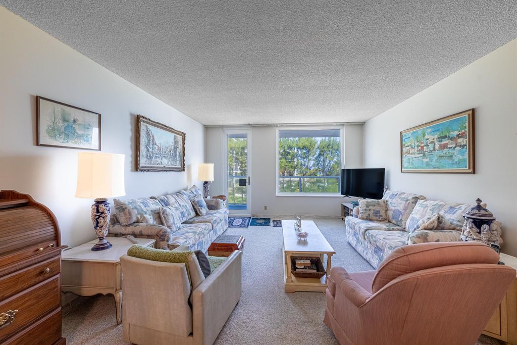 Image 7 of property listing at 3450 S Ocean Boulevard 206, Palm Beach, FL 33480