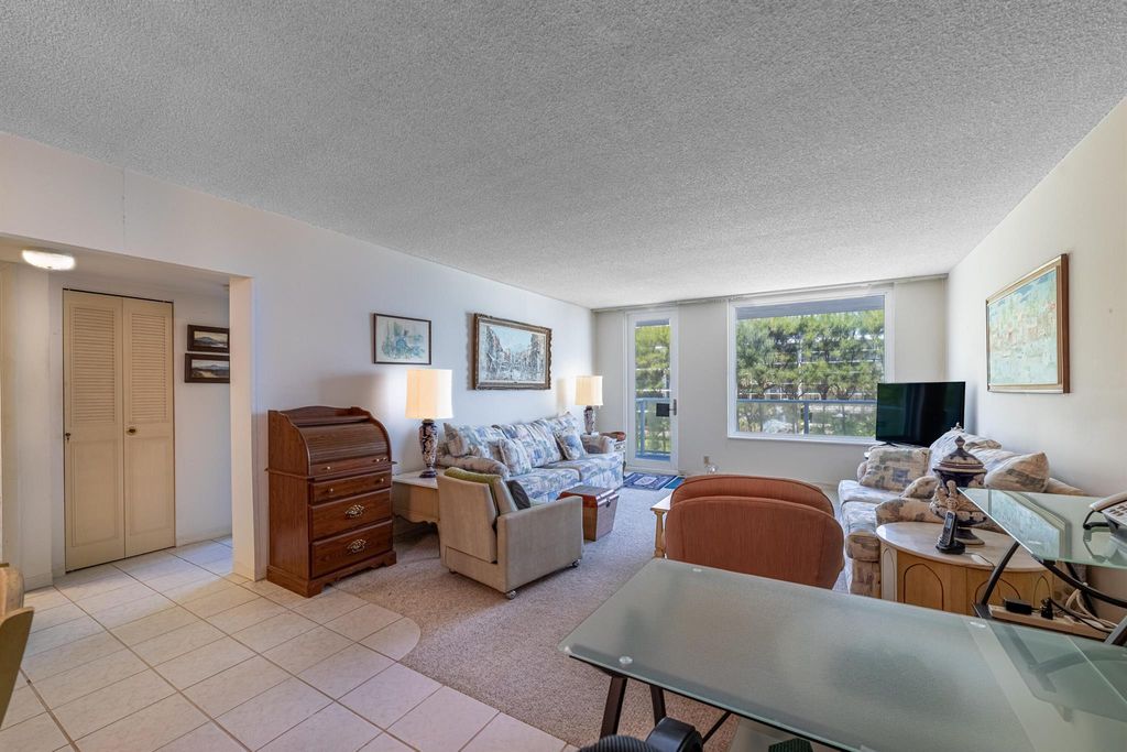 Image 8 of property listing at 3450 S Ocean Boulevard 206, Palm Beach, FL 33480