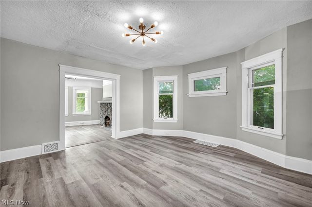 1659 Lee Road, Cleveland, OH 44118