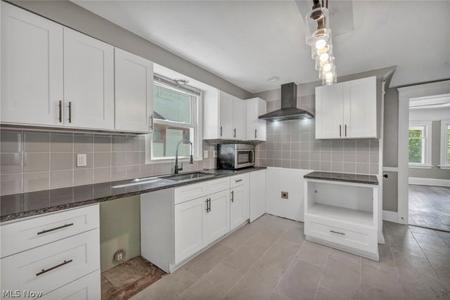 1659 Lee Road, Cleveland, OH 44118