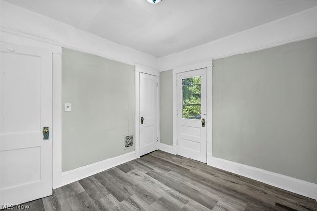 1659 Lee Road, Cleveland, OH 44118