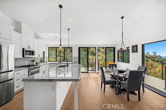 990 Meadowlark Drive, Laguna Beach, CA 92651