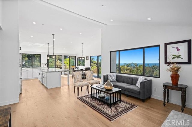 990 Meadowlark Drive, Laguna Beach, CA 92651