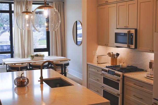 233 8TH STREET N, St Petersburg, FL 33701