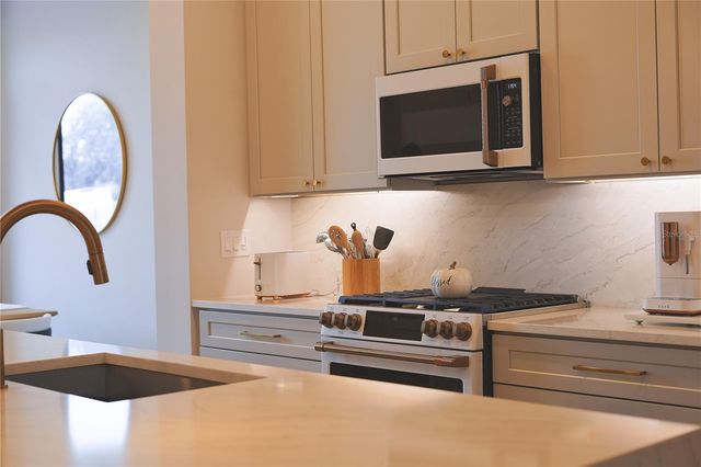 233 8TH STREET N, St Petersburg, FL 33701