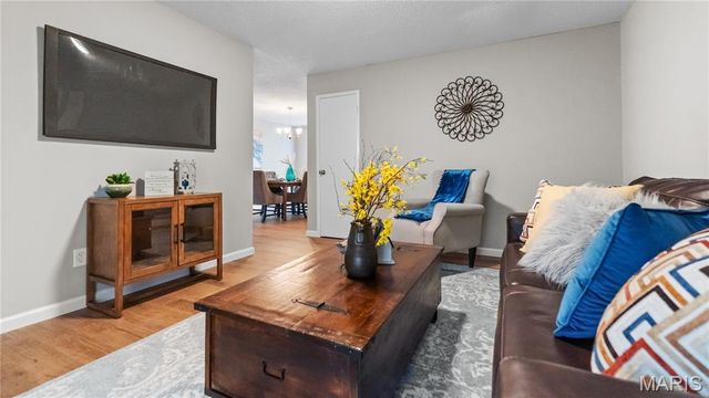 2015 Avon Drive, Florissant, MO 63033