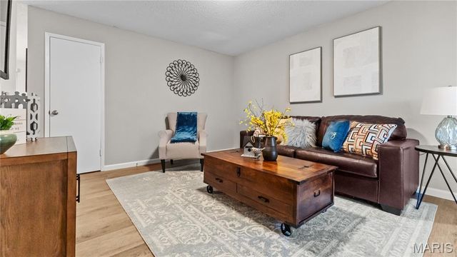 2015 Avon Drive, Florissant, MO 63033