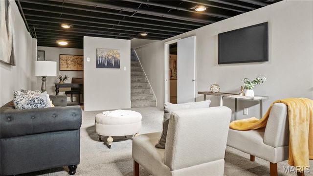 2015 Avon Drive, Florissant, MO 63033