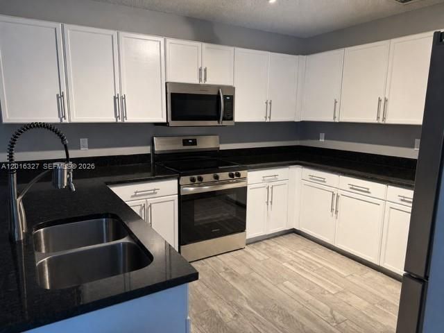 9204 NW 54th St, Sunrise, FL 33351