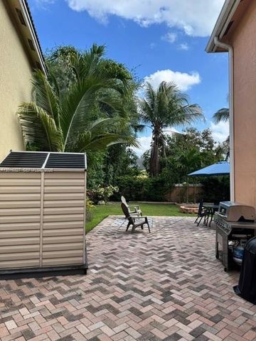 9204 NW 54th St, Sunrise, FL 33351