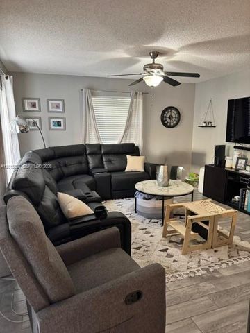 9204 NW 54th St, Sunrise, FL 33351