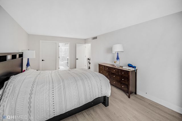 6033 N Sheridan Road 11G, Chicago, IL 60660