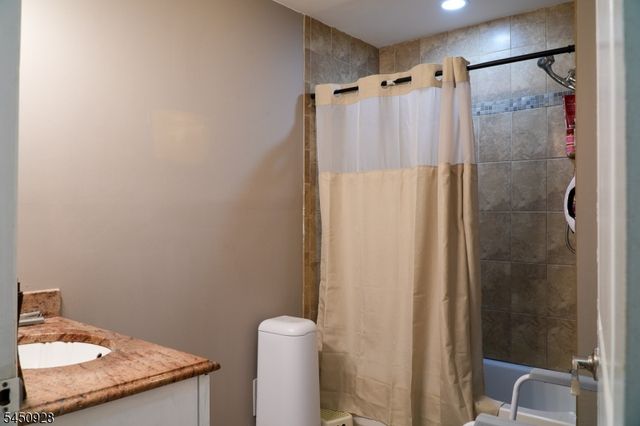 150 Farragut Ave, Middlesex Boro, NJ 08846