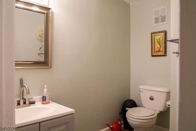 150 Farragut Ave, Middlesex Boro, NJ 08846