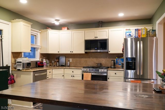 150 Farragut Ave, Middlesex Boro, NJ 08846