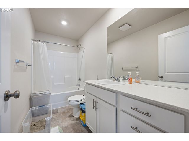 2743 V St, Springfield, OR 97477