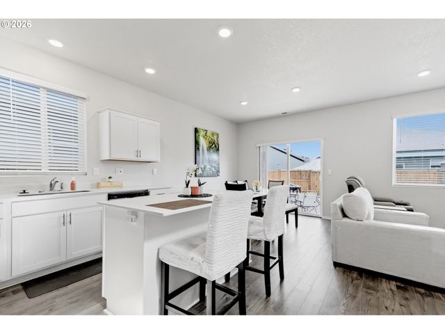 2743 V St, Springfield, OR 97477