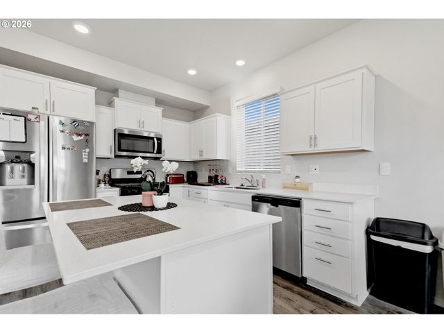 2743 V St, Springfield, OR 97477