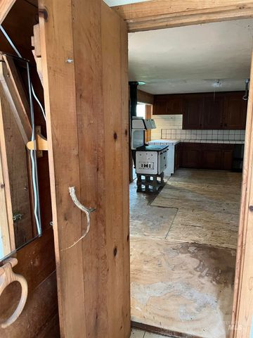 545 Getta Creek Rd, Cottonwood, ID 83522