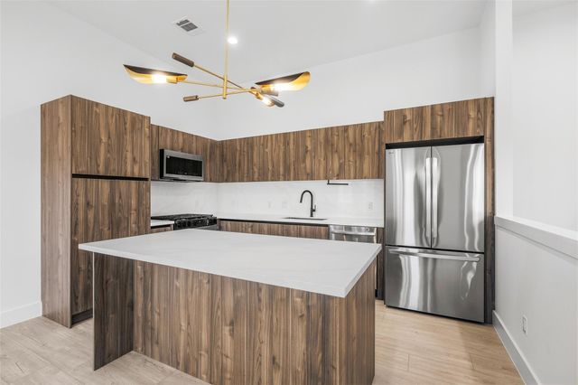 104 Tolima Dove Street, Houston, TX 77018