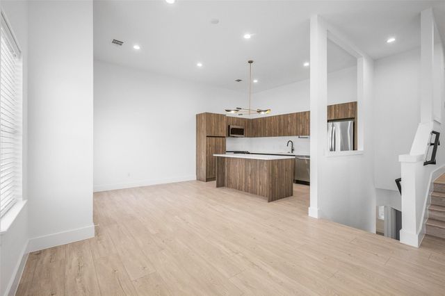104 Tolima Dove Street, Houston, TX 77018