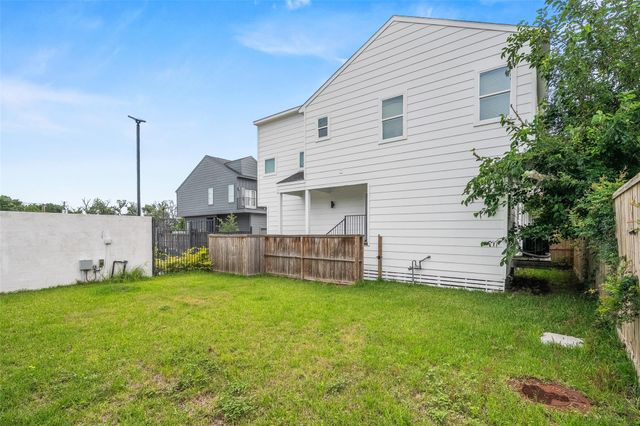 104 Tolima Dove Street, Houston, TX 77018