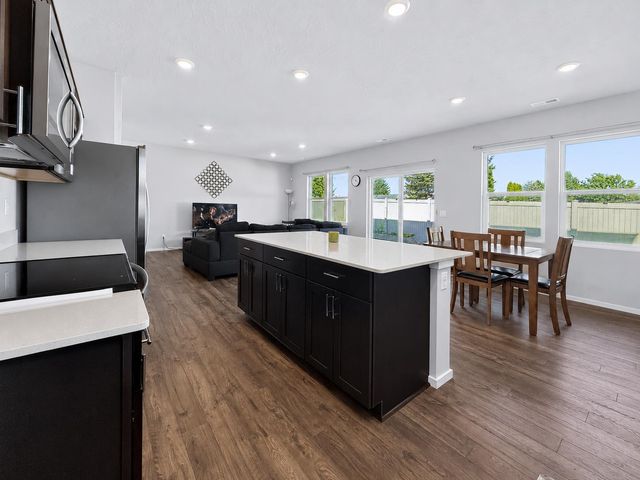 12126 N Greene St, Mead, WA 99021