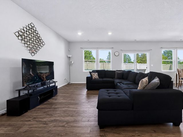 12126 N Greene St, Mead, WA 99021