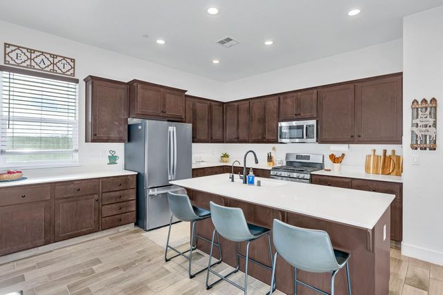 1201 Gypsum Dr, Los Banos, CA 93635