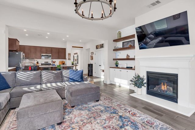 1201 Gypsum Dr, Los Banos, CA 93635