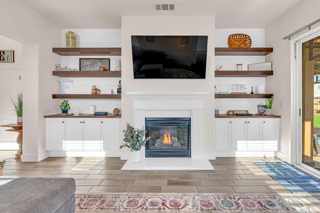 1201 Gypsum Dr, Los Banos, CA 93635