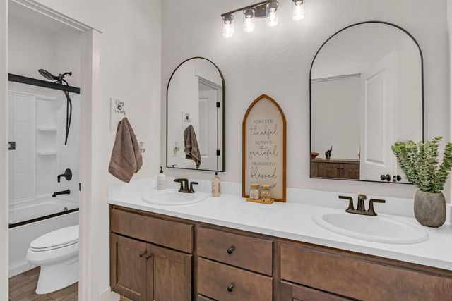 1201 Gypsum Dr, Los Banos, CA 93635