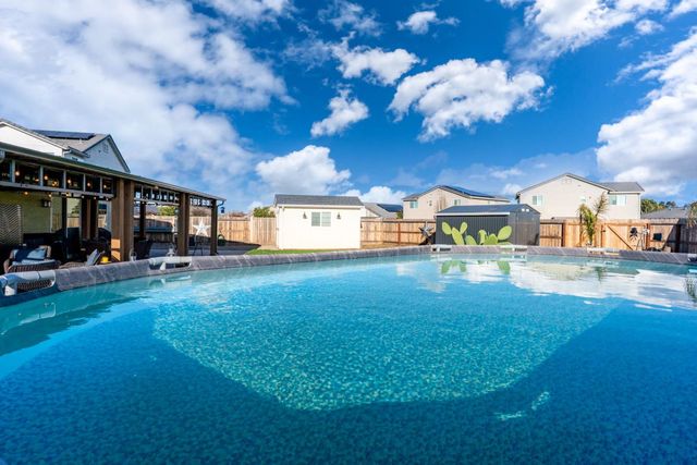 1201 Gypsum Dr, Los Banos, CA 93635