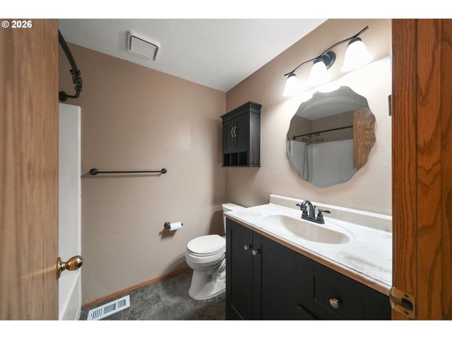 1399 Se DUKE Dr, Hillsboro, OR 97123