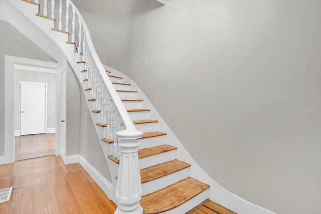 52 Thompson St, Springfield, MA 01109