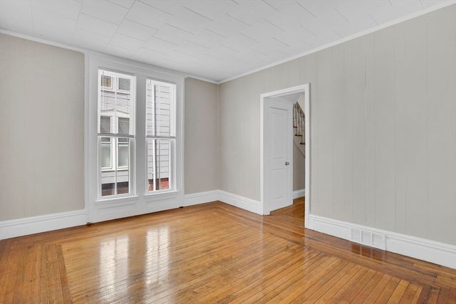 52 Thompson St, Springfield, MA 01109