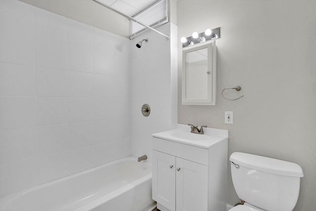 52 Thompson St, Springfield, MA 01109