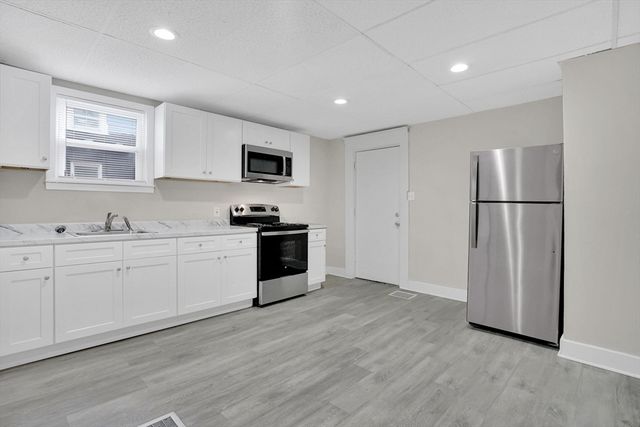 52 Thompson St, Springfield, MA 01109