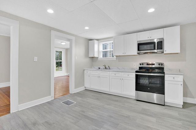 52 Thompson St, Springfield, MA 01109