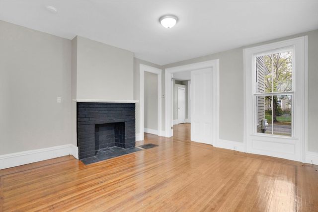 52 Thompson St, Springfield, MA 01109