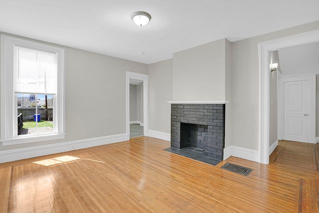 52 Thompson St, Springfield, MA 01109