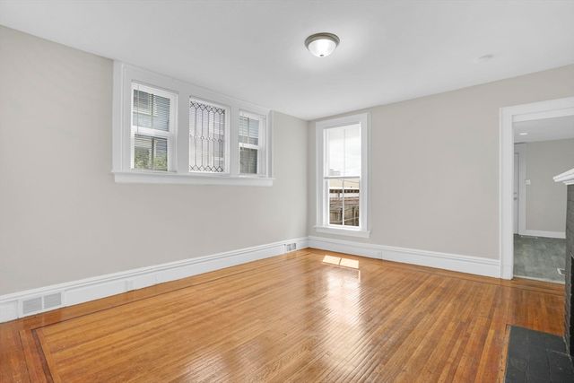 52 Thompson St, Springfield, MA 01109