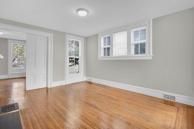52 Thompson St, Springfield, MA 01109