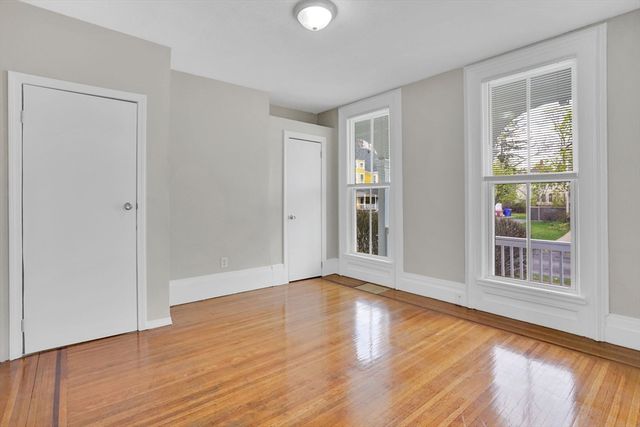 52 Thompson St, Springfield, MA 01109