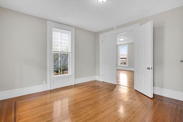 52 Thompson St, Springfield, MA 01109