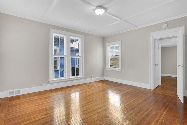 52 Thompson St, Springfield, MA 01109
